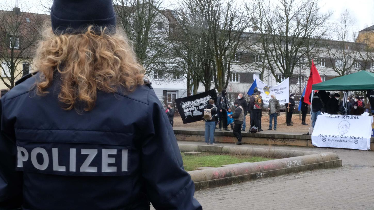 Unterstützer demonstrieren vor dem Urteil für die beiden Männer, die Polizisten am Jamnitzer Platz massiv bedroht haben sollen. 