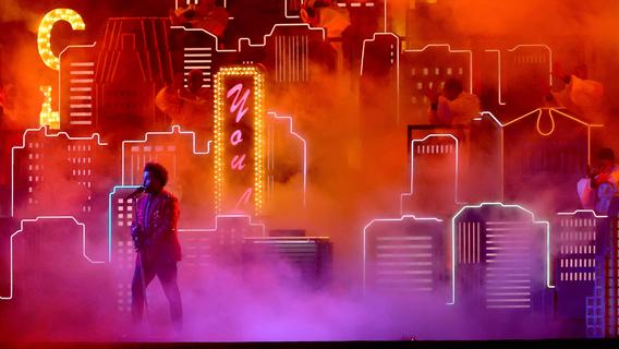 Seine bildgewaltige Showeinlage beim Super Bowl 2021 ließ sich der kanadische Rapper The Weeknd ganz schön was kosten.