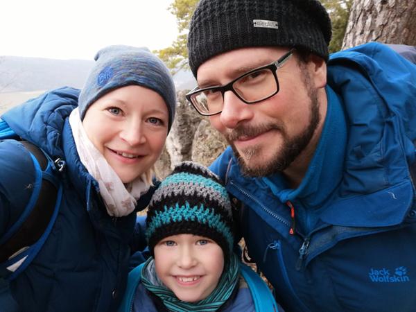 Bei den Wandervorschlägen von Familie Pavel wird es Kindern sicher nicht langweilig: Es gibt immer tolle Felsen, Burgruinen und Höhlen zu entdecken und dazu spannende Geschichten!