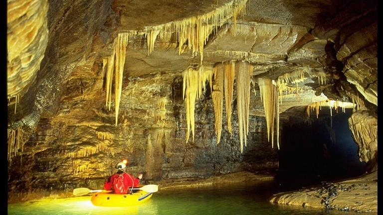 In der Mühlbach-Quellhöhle sollen die beiden angehenden Astronautinnen trainiert werden.
In der Mühlbach-Quellhöhle sollen die beiden angehenden Astronautinnen trainiert werden.