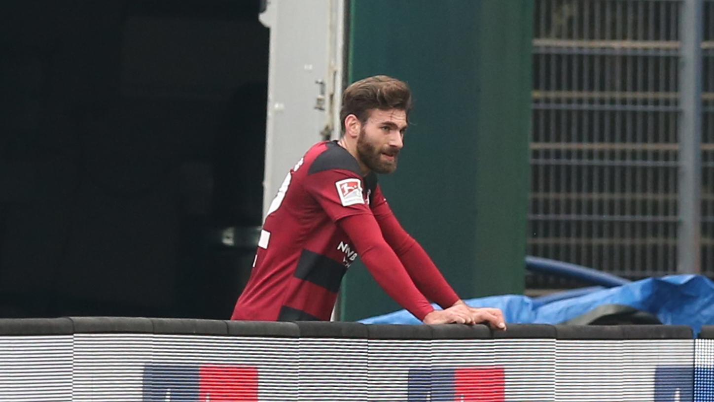 Ab der 30. Minute konnte Enrico Valentini in Darmstadt nur zuschauen. Ab der 30. Minute konnte Enrico Valentini in Darmstadt nur zuschauen.