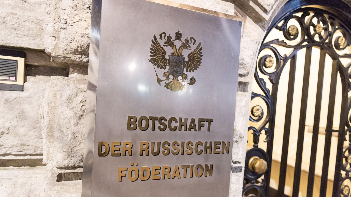 Als Reaktion auf die Ausweisung eines deutschen Diplomaten aus Russland muss ein Mitarbeiter der russischen Botschaft in Berlin das Land verlassen. Das Auswärtige Amt teilte am Montag mit, dass ein russischer Diplomat zur «unerwünschten Person» (persona non grata) erklärt wurde. 