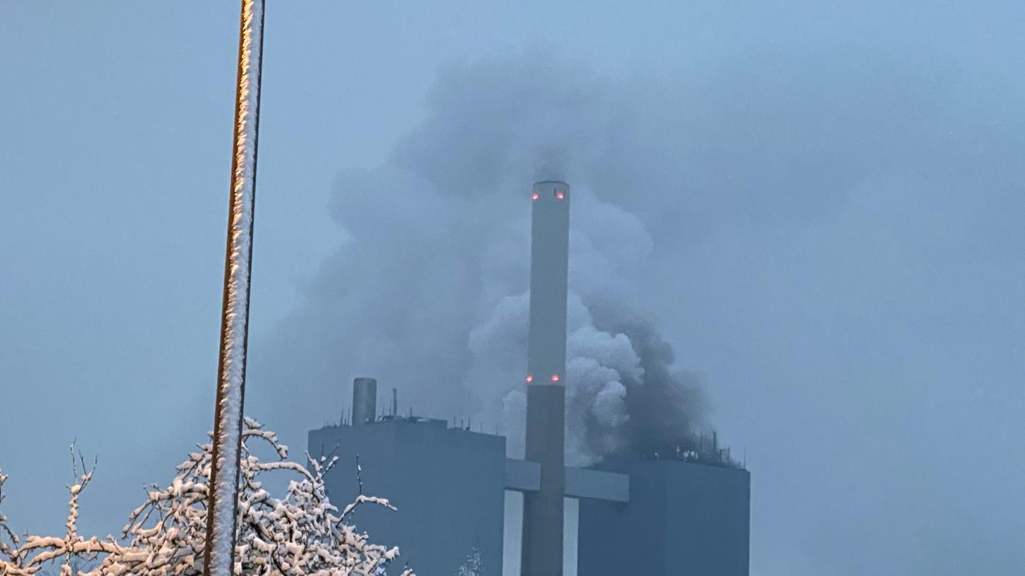 Große Rauchsäule über Nürnberg: Kraftwerk stand in Flammen