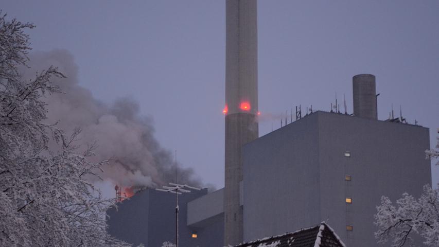 Brand Nürnberg Felsenstr. 14, Brand im Großkraftwerk Franken 1, im Kesselhaus des Block 1 ist ein Brand ausgebrochen und zieht sich bis auf ca. 80 m Höhe, keiner verletzt, 08.02.2021, ToMa-Fotografie