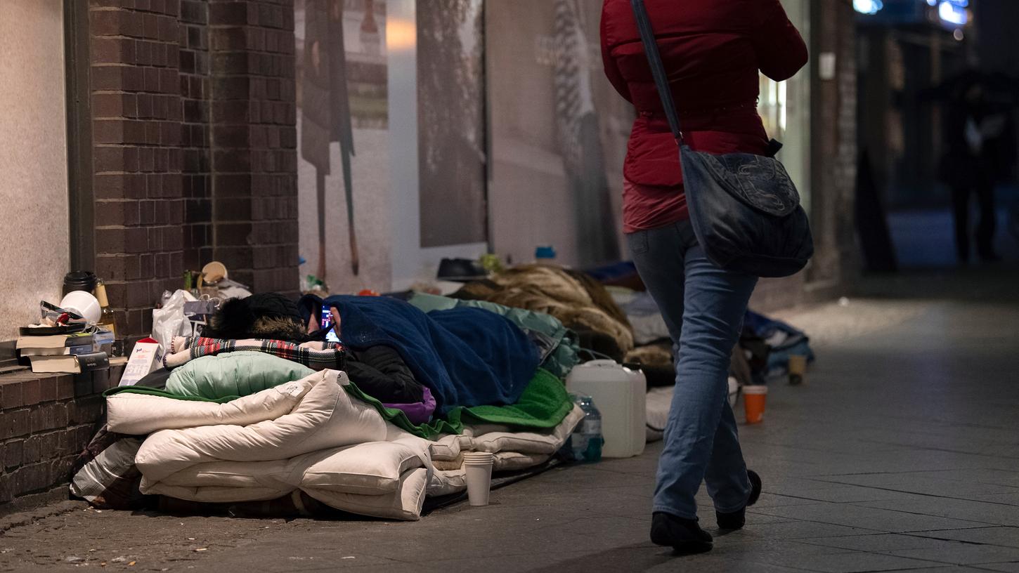 Selbst bei strengem Frost harren manche Obdachlose auch in Nürnberg im Freien aus - ihre Zahl ist, soweit bekannt, zum Glück überschaubar.
Selbst bei strengem Frost harren manche Obdachlose auch in Nürnberg im Freien aus - ihre Zahl ist, soweit bekannt, zum Glück überschaubar.