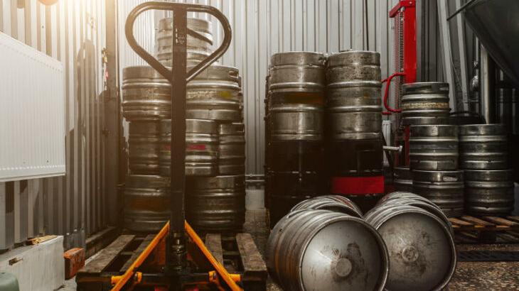Solche Bierfässer werden für Feste und Gastronomie gebraucht. Jetzt sind sie ins Lager verbannt; die Kaiser-Bräu hat beispielsweise seit Oktober kein Fassbier mehr abgefüllt. Solche Bierfässer werden für Feste und Gastronomie gebraucht. Jetzt sind sie ins Lager verbannt; die Kaiser-Bräu hat beispielsweise seit Oktober kein Fassbier mehr abgefüllt.