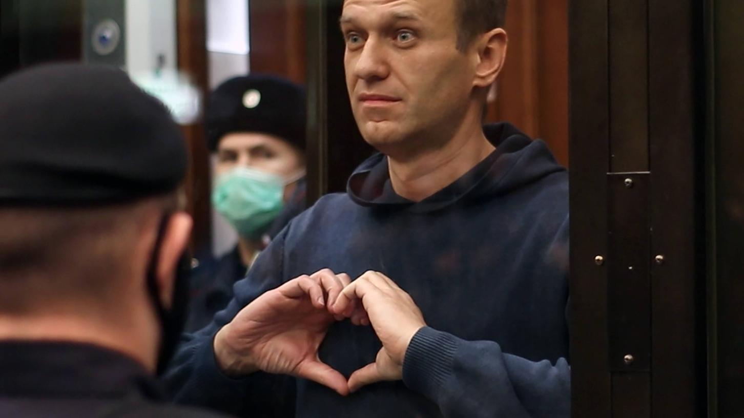 Der Widerständler zeigt Herz: Alexej Nawalny im Gerichtssaal.