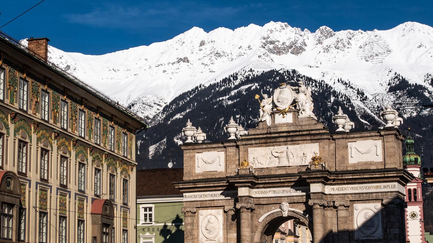 Österreich verhängt im Kampf gegen eine Ausbreitung der Corona-Mutationen nun doch schärfere Maßnahmen in Tirol. Das Bundesland darf nur noch mit einem negativem Corona-Test verlassen werden.