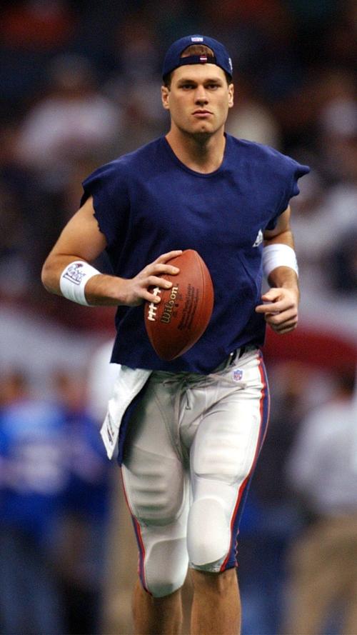 Der Super Bowl XXXVI ist Bradys erster. Im zarten Alter von 24 Jahren siegen er und die Patriots mit 20:17 gegen die St. Louis Rams.