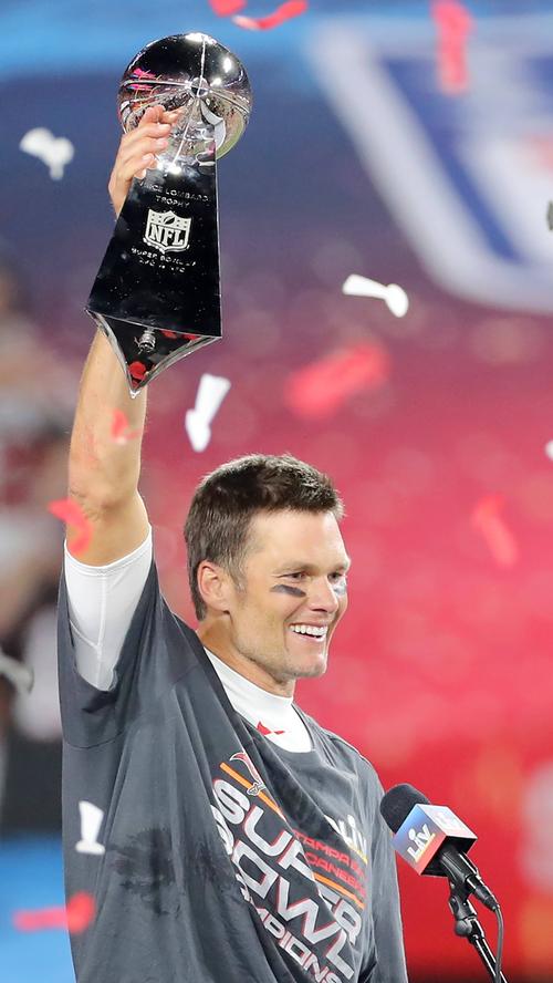 Ja, er kann! Tom Brady deklassiert im Super Bowl mit den Tampa Bay Buccaneers die Kansas City Chiefs. Durch den 31:9-Triumph holt der zu diesem Zeitpunkt 43-Jährige zum siebten Mal die "Vince Lombardi Trophy" und wird zum fünften Mal MVP - beides ist Rekord.