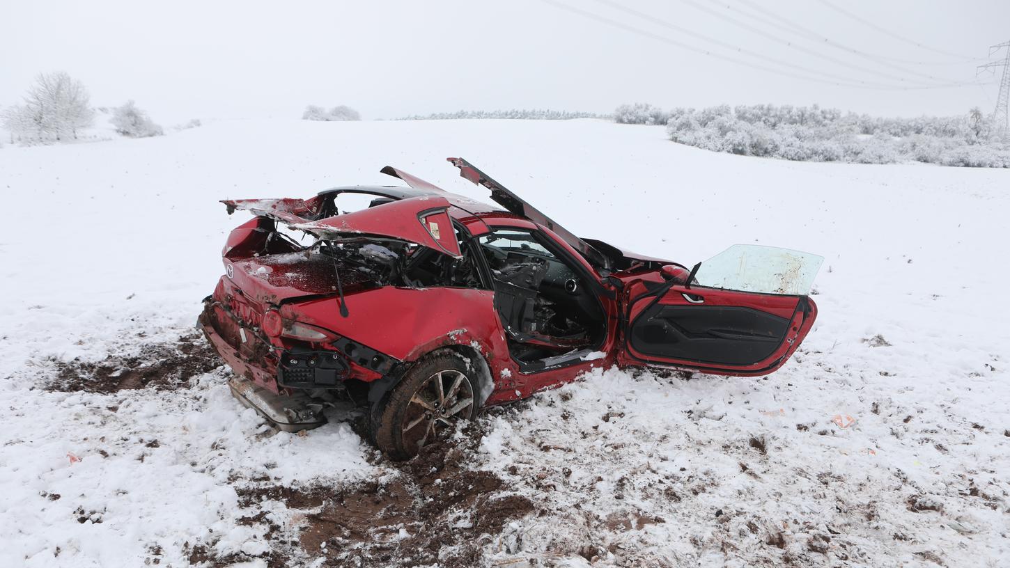 Schwer beschädigt blieb der Mazda nach dem Unfall in einem Feld liegen. 
