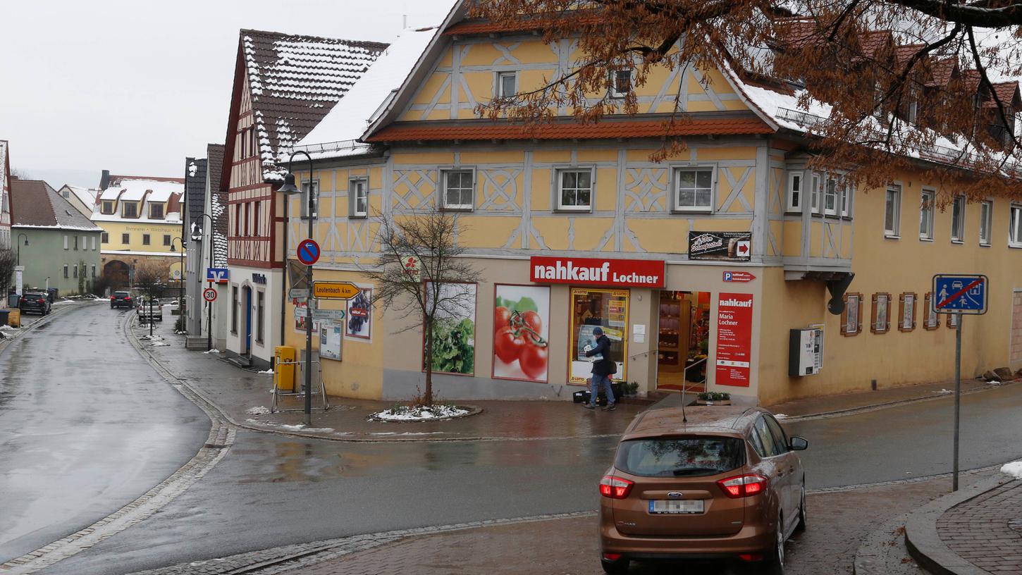 In Kirchehrenbachs Ortskern: Manche wünschen sich mehr Parkplätze, andere finden. das bestehende Angebot reicht. Und manche finden, es gibt zu viel Verkehr.