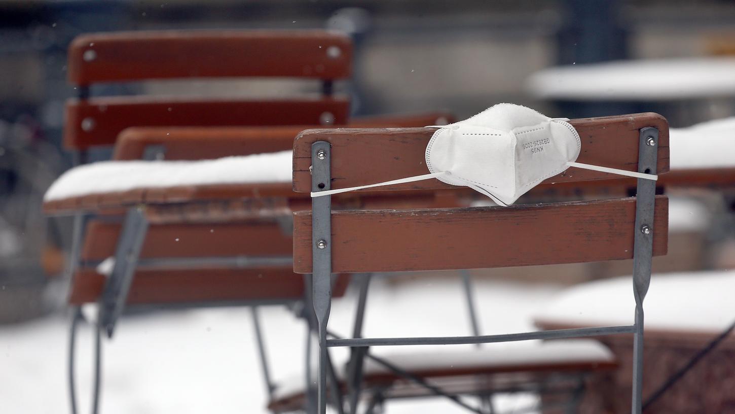 Weg damit, endlich - im Winter 2021 sind die Menschen der Pandemie überdrüssig. Aber das Leben mit der Maske wird weitergehen.
Weg damit, endlich - im Winter 2021 sind die Menschen der Pandemie überdrüssig. Aber das Leben mit der Maske wird weitergehen.