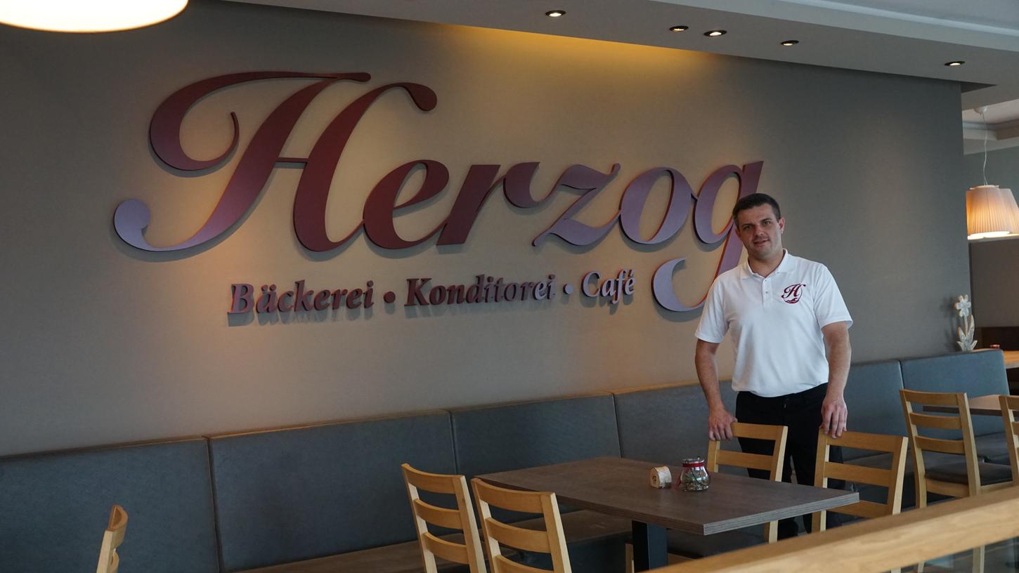 Kein schöner Anblick ist für Alexander Herzog sein geschlossenes Café in Muhr am See. Er hofft, hier bald wieder Gäste empfangen zu dürfen.
Kein schöner Anblick ist für Alexander Herzog sein geschlossenes Café in Muhr am See. Er hofft, hier bald wieder Gäste empfangen zu dürfen.