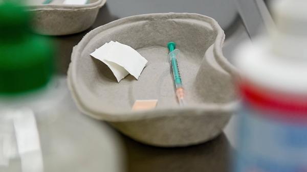 09.02.2021, xpsx, Lokal Hanau Wir begleiten den ersten Impfling in der August-Schärttner-Halle v.l. erster Impfling Han