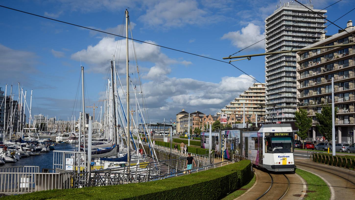 Die Küstentram an einem der schöneren Streckenabschnitte - einem Bootshafen bei Oostende.