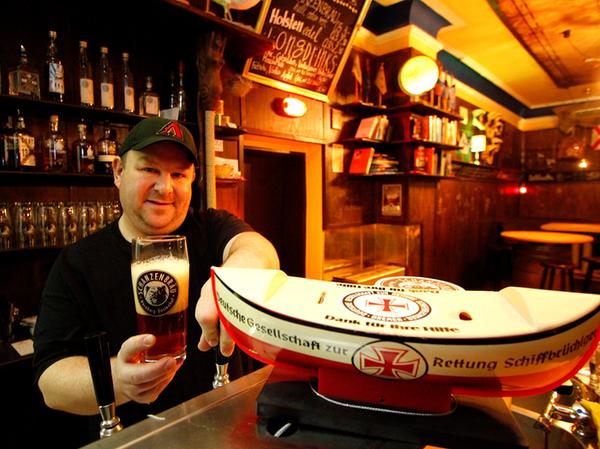 Paul Felsing zapft in der Hafenkneipe "Große Freiheit" in Nürnberg Gostenhof auch Bier. Hinter dem gebürtigen Niedersachsen steht das Rum-Sortiment im Regal. Er ist optimistisch, die Bar bald wieder aufsperren zu dürfen.