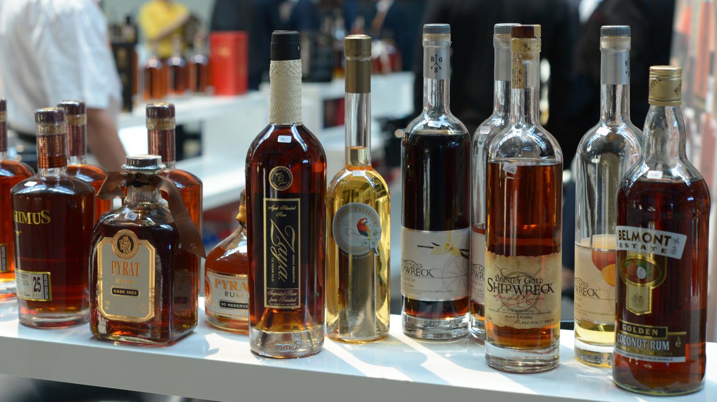 Neben Whisky- haben sich nun auch Rumverkostungen etabliert. Dort schmeckt man sich mit Spaß und Schwips durch die Vielfalt der Spirituose.