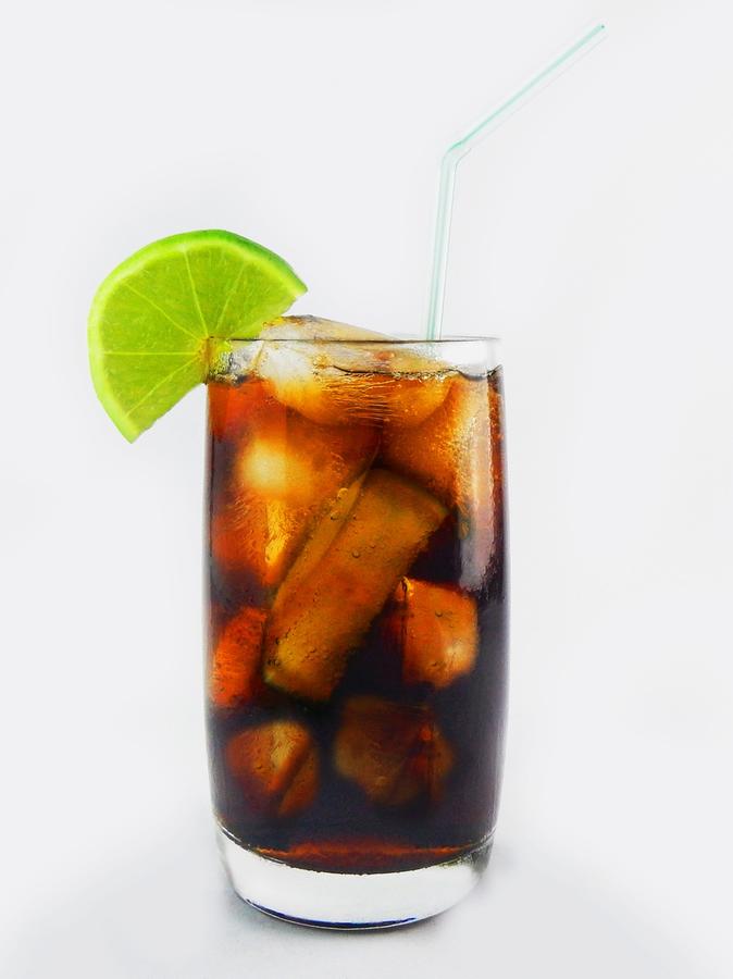 Cuba Libre ist ein Longdrink mit Rum und Cola, der um 1900 in Kuba entstand.
