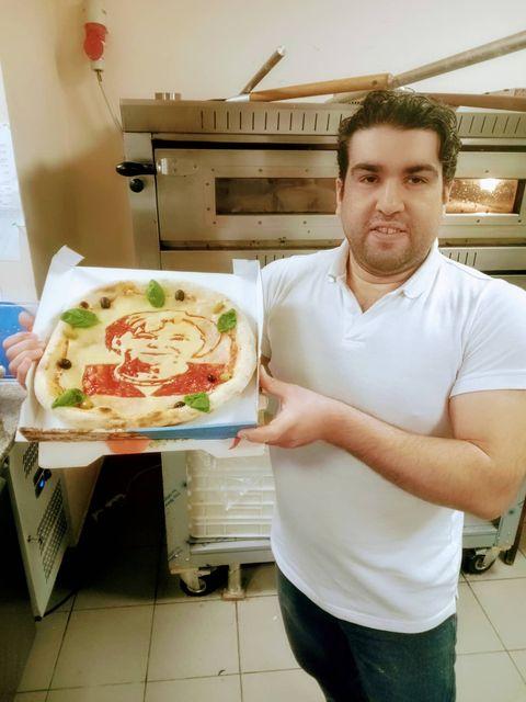 Der 36-jährige Ali Mohamed hat die Merkel-Pizza kreiert.