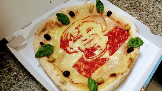 Merkel to go: Das Motiv der Bundeskanzlerin gibt es künftig mit nach Hause, wenn man die Merkel-Pizza in der Pizzeria El Salvatore bestellt.