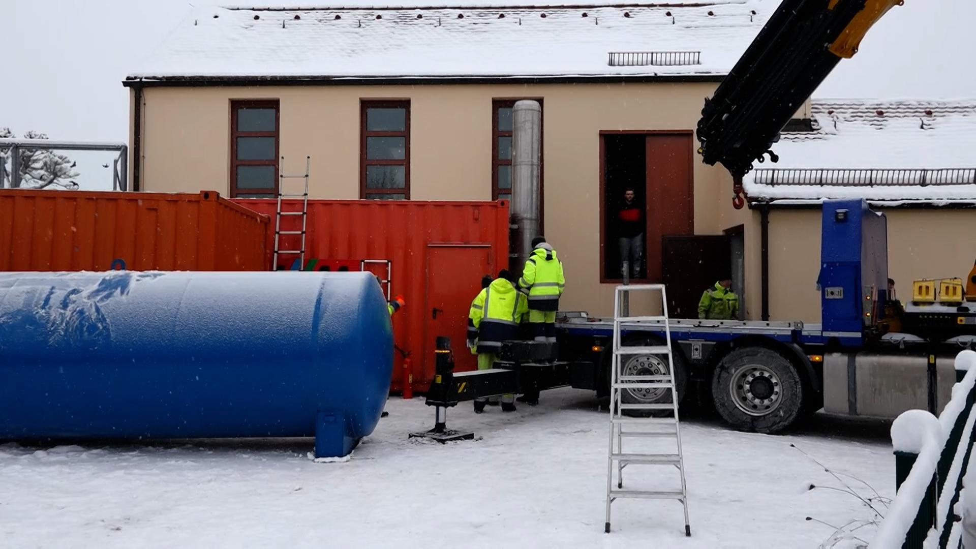 Nach Ausruf des Katastrophenfalls: Mobile Versorgungsanlagen werden installiert