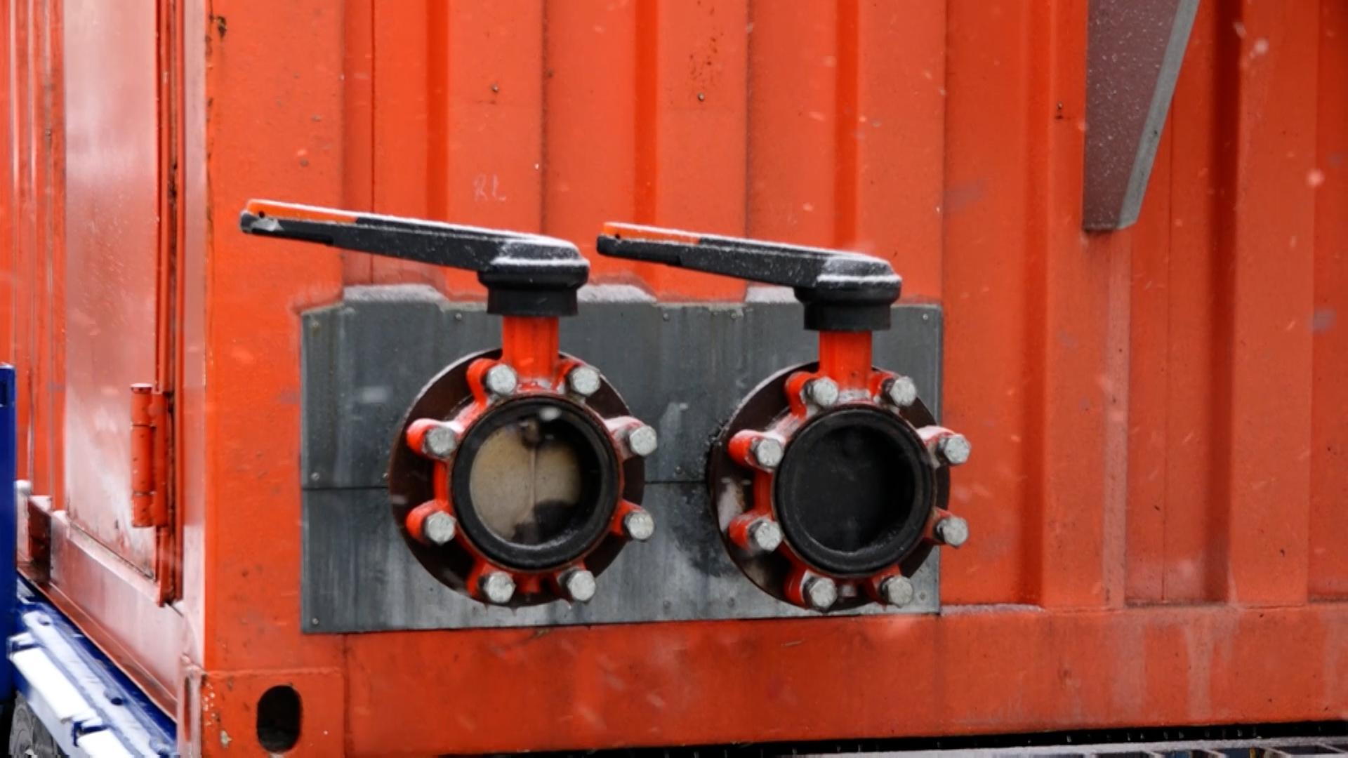 Die mobilen Versorgungsanlagen werden im Laufe des Tages an die betroffenen Häuser geliefert und eingerichtet. Um zur Wärmeversorgung beizutragen, müssen sie ins Netz integriert werden.