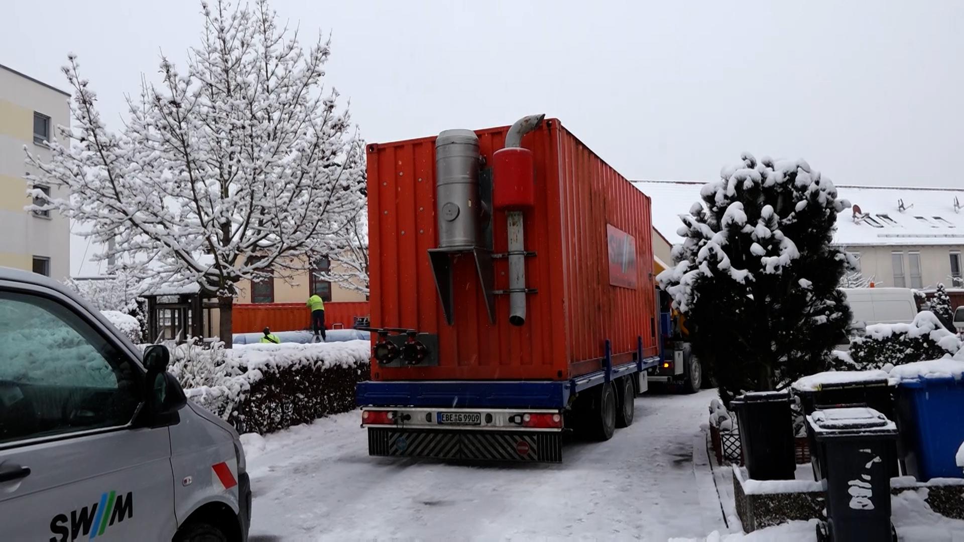 Von diesen mobilen Anlagen werden dann unter anderem die Sana Klinik und zwei Pflegeheime sowie einzelne Wohnblocks direkt versorgt. Am frühen Mittwochmorgen wurde die Wärme in sechs Wohnblocks eingeschränkt: Um die Situation weiterhin stabil zu halten, wird seit 5 Uhr die Versorgung gedrosselt gesteuert .