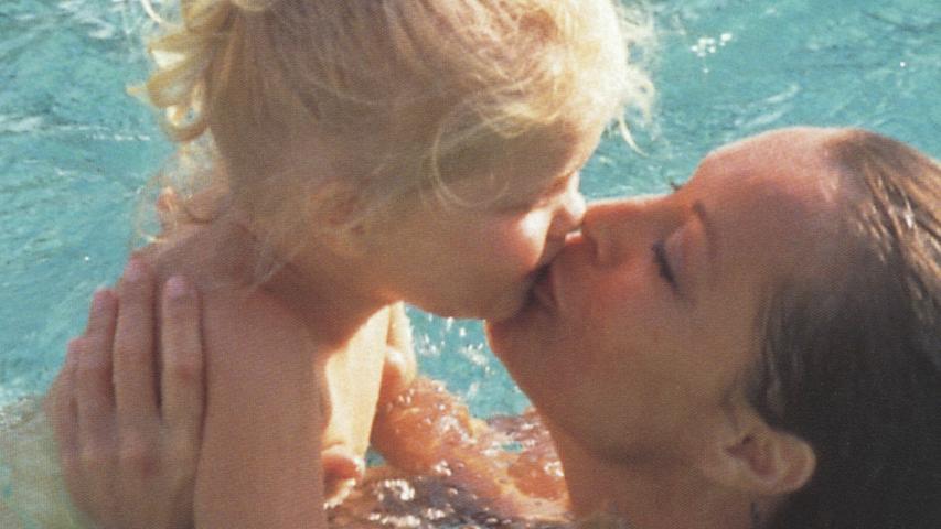 Romy Schneider küsst die kleine Sarah. Dieses Foto ziert das Cover des Buches "Die Schönheit des Himmels" von Sarah Biasini.