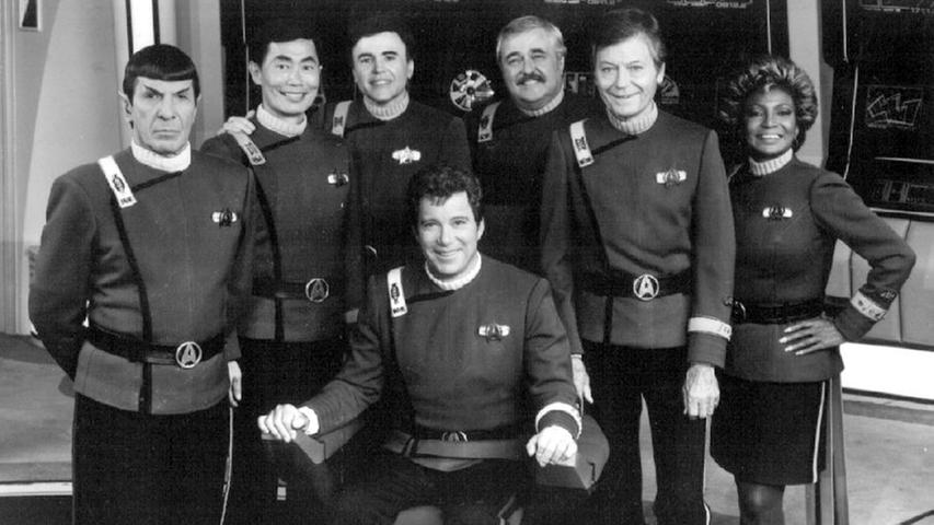 Die original "Star Trek"-Mannschaft um Kirk, Spock, Sulu (George Takei), Navigator Chekov (Walter Koenig), Chefingenieur Scott (James Doohan), "Pille" McCoy (DeForest Kelley) und Kommandant Uhura (Nichelle Nichols). Die Serie mit dem berühmten Raumschiff Enterprise lief am 8. September 1966 zum ersten Mal auf dem US-Sender NBC.