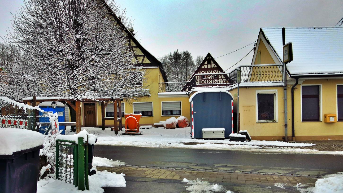 Seit Jahren steht das Gasthaus Merkel mitten im Dorfzentrum von Effeltrich leer. Möglicherweise will die Gemeinde das Gebäude erwerben und zum Haus der Vereine ausbauen. Allerdings sind im Vorfeld etliche Probleme zu klären
