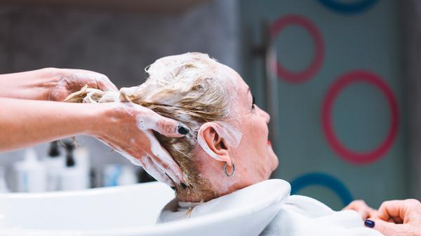 Friseure können aufatmen: Für sie gilt eine Ausnahme, trotz Lockdown-Verlängerung dürfen sie ihre Salons ab 1. März wieder öffnen. Ein professioneller Haarschnitt ist unter Einhaltung der Maskenpflicht und Abstandsregeln im März also wieder erlaubt.