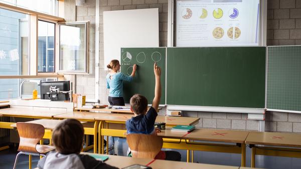 Ob und wie Schulen geöffnet werden, soll nun in der Hand der Länder liegen. Bundesweite Regelungen gibt es nicht mehr, es gilt die Kultushoheit der Länder.