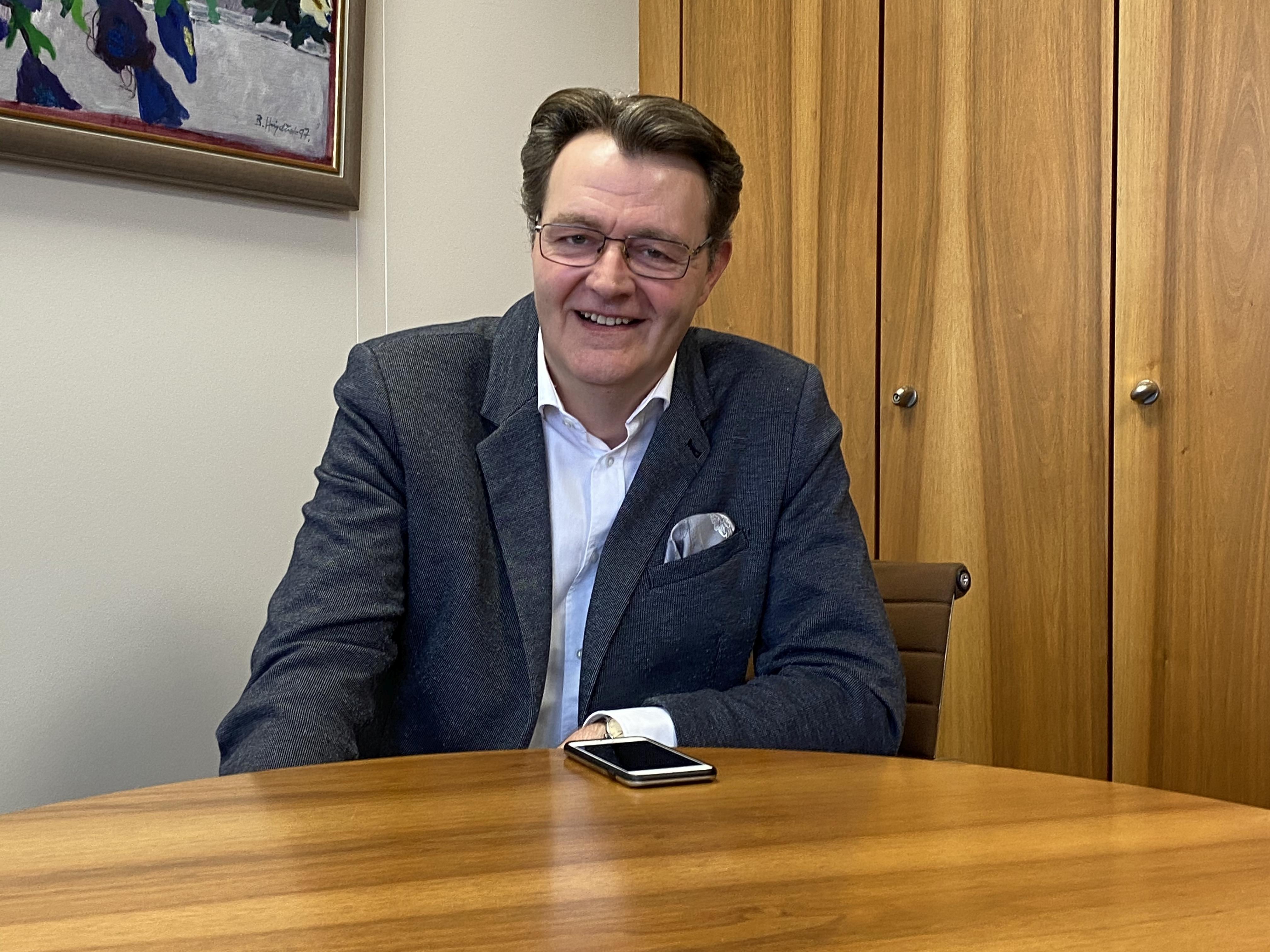 "Das Verfahren war zum Scheitern verurteilt.", stellt Fraktionsjustiziar Michael Frieser (CSU) aus Nürnberg fest. Die Regierung habe für keine Lösung eine Mehrheit und selbst keine eigenen Vorschläge eingebracht. Jetzt aus Not verfassungswidrigen Vorschlägen aus dem Parlament zuzustimmen, bleibe aber falsch. Frieser: "Die Union hat den Kompromiss angeboten, ein Impfregister aufzubauen und vorbereitet zu sein, falls wir eine Impfpflicht im Herbst brauchen: Unsere Hand bleibt ausgestreckt!"