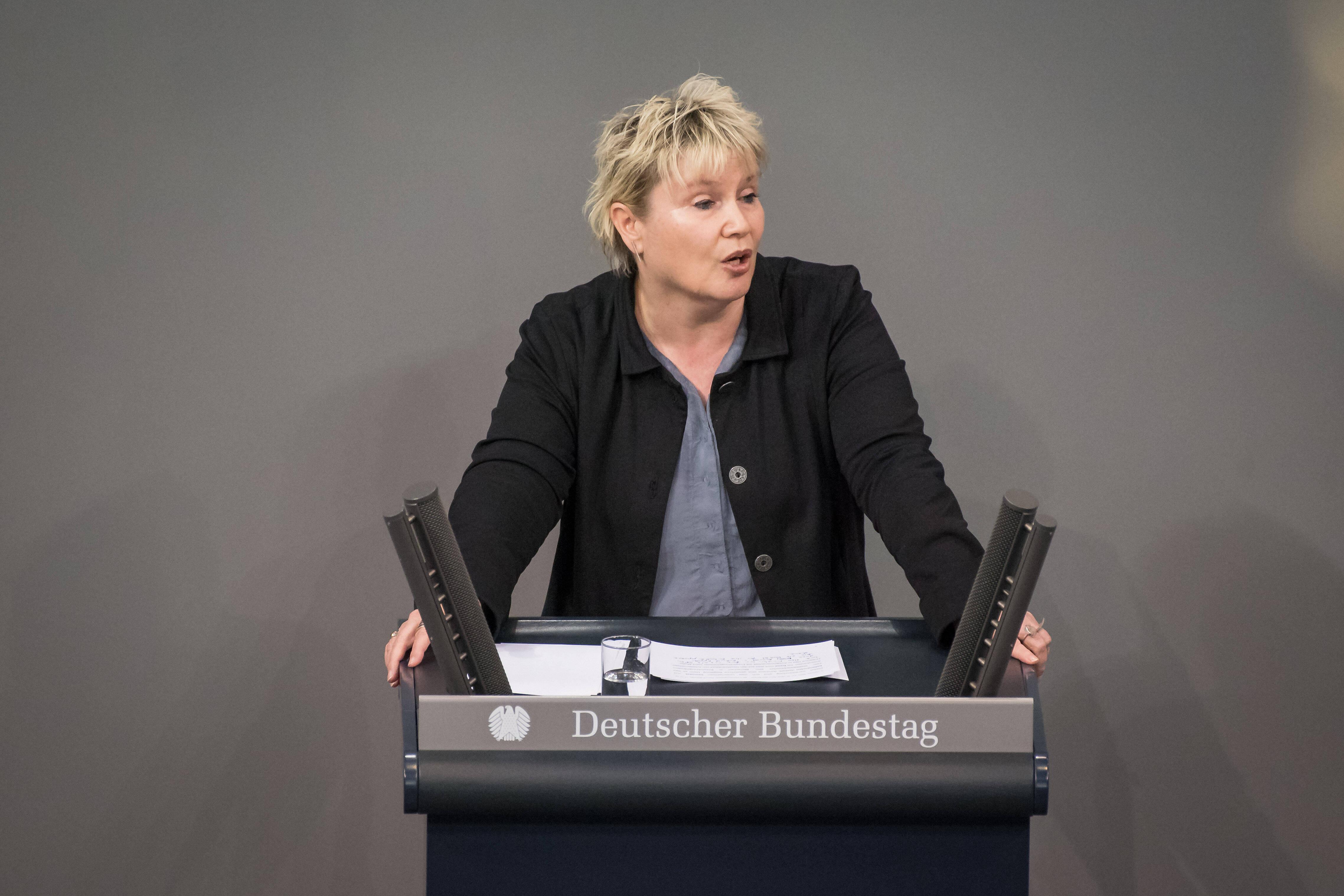 Seit 2013 gehört Gabriela Heinrich bereits dem Bundestag an, vorher war sie für die SPD ab 2002 elf Jahre im Stadtrat. Die 58-jährige Expertin für Menschenrechts- und Entwicklungspolitik amtiert seit 2019 als stellvertretende Vorsitzende der SPD-Bundestagsfraktion. Das Direktmandat konnte die gebürtige Berlinerin, die früher bei einem Software-Unternehmen als Redakteurin arbeitete, in Nürnberg-Nord wieder nicht erobern. Aber Platz acht auf der bayerischen Landesliste ihrer Partei reichte für die Wiederwahl in den Bundestag. 