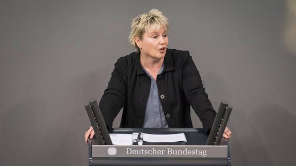 Seit 2013 gehört Gabriela Heinrich bereits dem Bundestag an, vorher war sie für die SPD ab 2002 elf Jahre im Stadtrat. Die 58-jährige Expertin für Menschenrechts- und Entwicklungspolitik amtiert seit 2019 als stellvertretende Vorsitzende der SPD-Bundestagsfraktion. Das Direktmandat konnte die gebürtige Berlinerin, die früher bei einem Software-Unternehmen als Redakteurin arbeitete, in Nürnberg-Nord wieder nicht erobern. Aber Platz acht auf der bayerischen Landesliste ihrer Partei reichte für die Wiederwahl in den Bundestag.