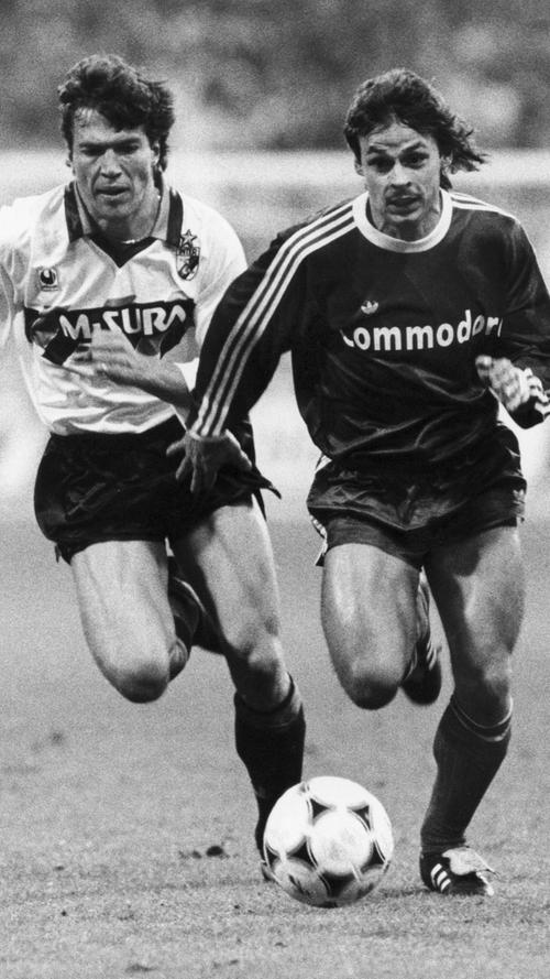 Duell im Uefa-Cup-Achtelfinale: Im Trikot von Inter Mailand jagt Lothar 1988 dem stürmenden Abwehrspieler Olaf Thon vom FC Bayern München hinterher.