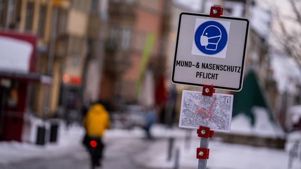 Ausschlaggebend für Lockerungen im März soll nun ein Inzidenzwert von 35 sein. Bisher galt ein Wert von unter 50 als erstrebenswert. Wird ein entsprechender Wert erreicht, könnten zunächst Geschäfte, Museen und Galerien wieder öffnen. In einem zweiten Schritt wäre die Lockerung von Kontaktbeschränkungen und Regelungen für Gruppensport möglich.
