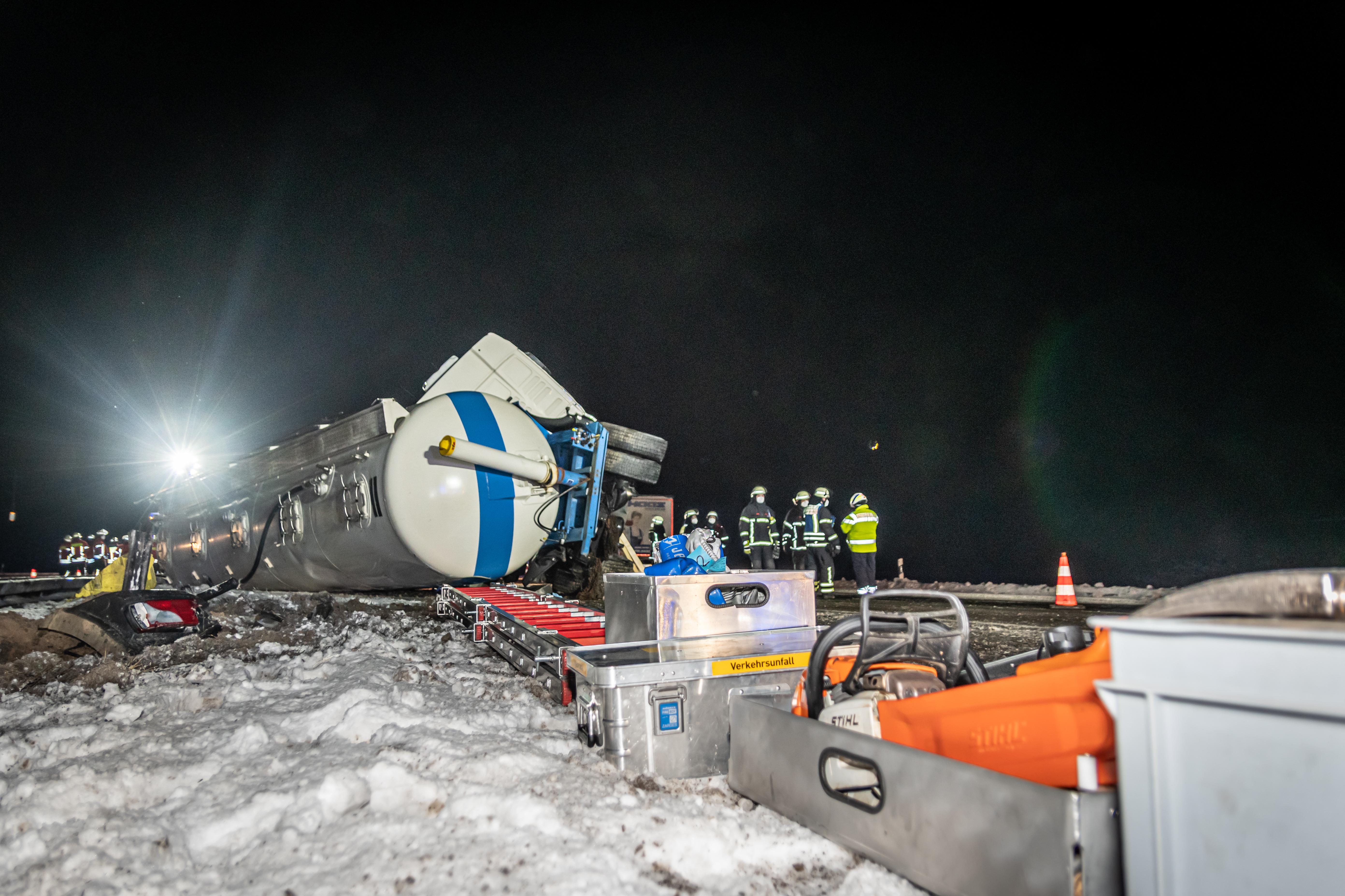 kran auf der a9 im einsatz silozug kippt auf glatter fahrbahn um allersberg nordbayern de