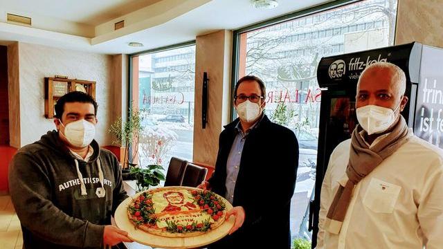 Erlangens OB Florian Janik ist bereitsauf der Pizza verewigt. Ein Freund von Mohamed hat sie für den Bürgermeister "geschnitzt".