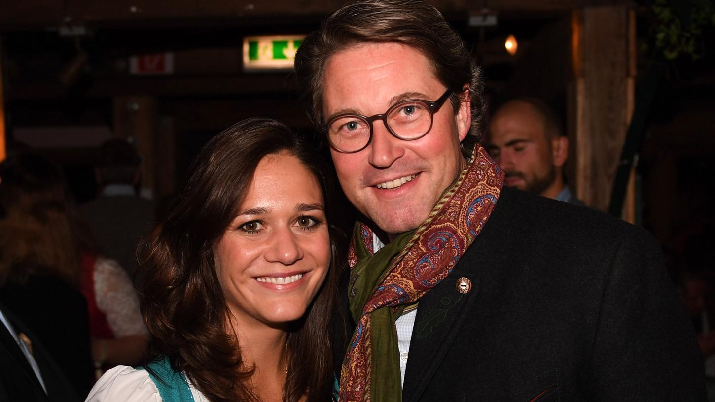 Bundesverkehrsminister Andreas Scheuer (CSU) und seine Freundin Julia Reuss. Bundesverkehrsminister Andreas Scheuer (CSU) und seine Freundin Julia Reuss.