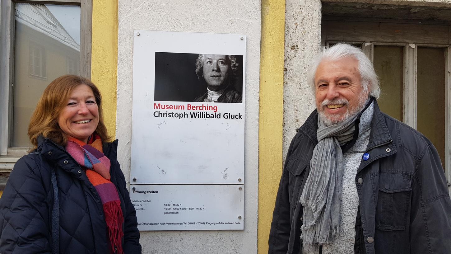 Zwei charmante Fremdenführer: Gerlinde und Alexander Delacroix vom Gluck-Freundeskreis in Berching - mit dem Genius in der Mitte.