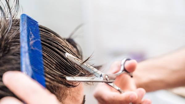 Trotz des verlängerten Lockdowns dürfen Friseure ab dem 1. März wieder öffnen - unabhängig von der örtlichen Inzidenz.