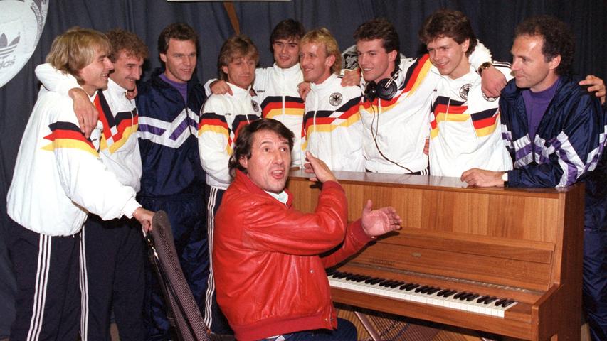 Legenden unter sich: Die deutsche Fußball-Nationalmannschaft nimmt im Tonstudio Lieder für die Fußball-WM 1990 auf. "Sempre Roma" lautet der Titel, am Klavier Schlagersänger Udo Jürgens. Dritter von rechts: Lothar Matthäus. 