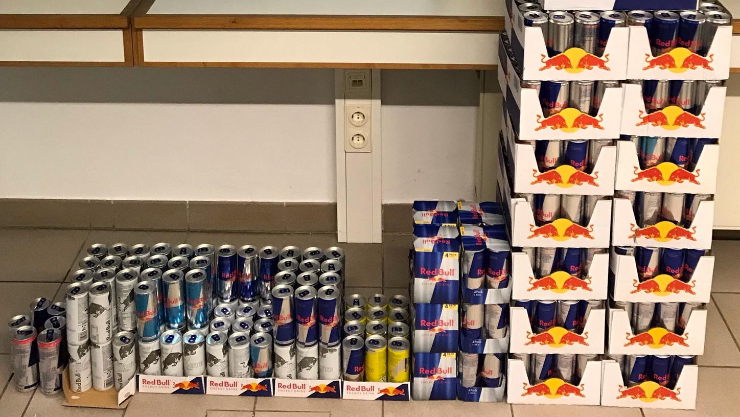 500 gestohlene Dosen Red Bull fanden die Beamten in dem Wagen.
500 gestohlene Dosen Red Bull fanden die Beamten in dem Wagen.