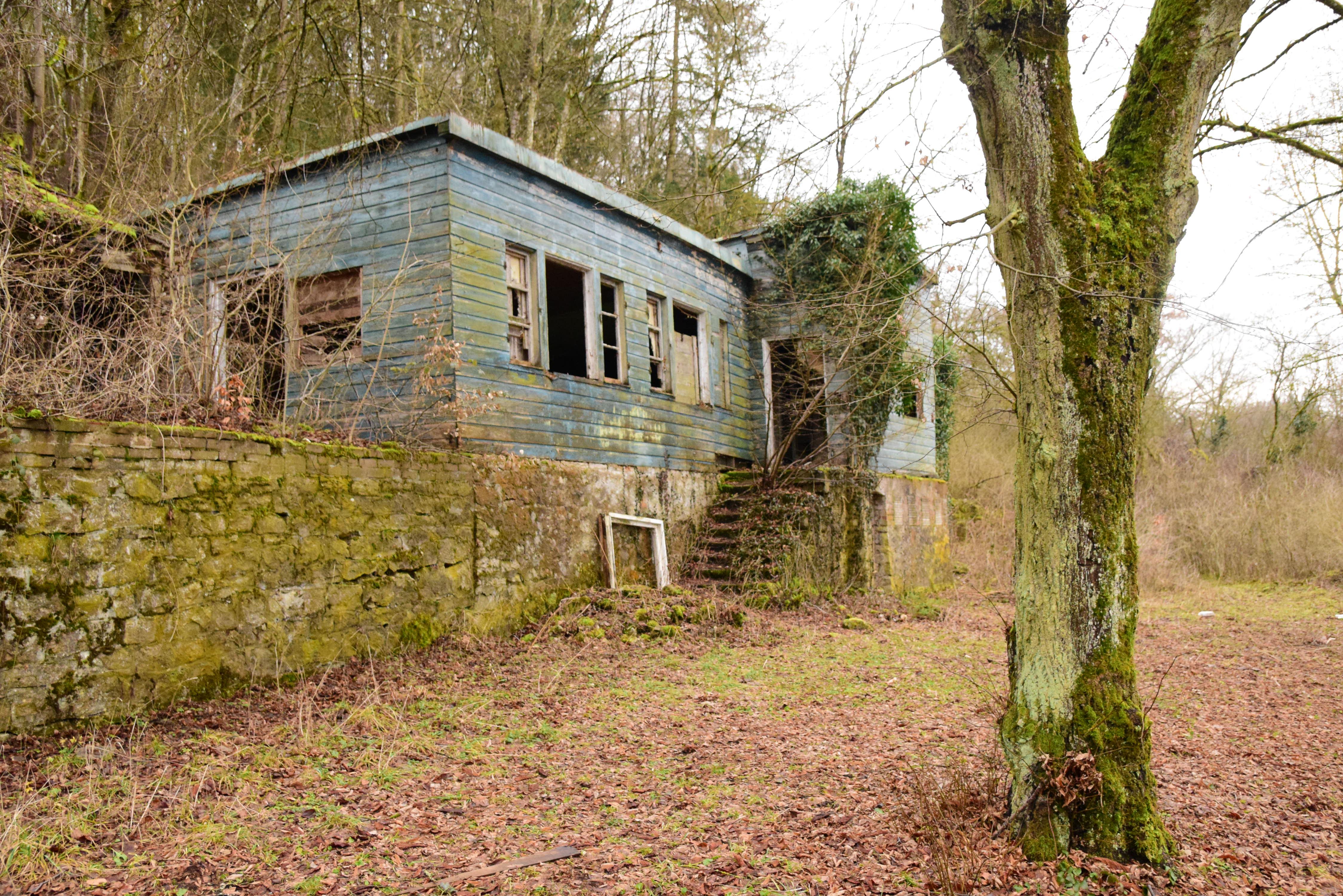 Hoch oben über den Bahngleisen genießt man dort eine tolle Aussicht. Vor etwa 100 Jahren entstand der Perlachbergkeller und war lange ein gut gehender Biergarten. Heute ist das Gebäude nur noch eine Ruine.