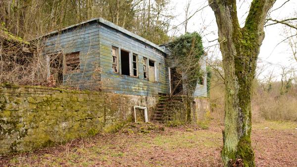 Hoch oben über den Bahngleisen genießt man dort eine tolle Aussicht. Vor etwa 100 Jahren entstand der Perlachbergkeller und war lange ein gut gehender Biergarten. Heute ist das Gebäude nur noch eine Ruine.