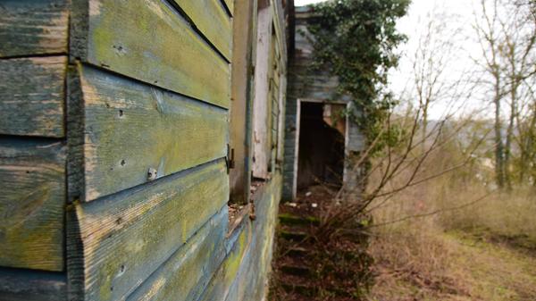 Die Fassade leuchtet noch immer hellblau, auch wenn sie an einigen Stellen schon grünlich wird oder dabei ist, abzublättern.