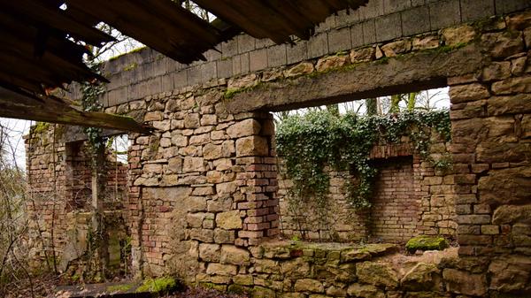 Besonders im Dämmerlicht strahlt das Gebäude und der angrenzende Außenbereich eine Art mystischen Charme aus. Bei jedem Schritt muss man darauf achten, wohin man tritt.