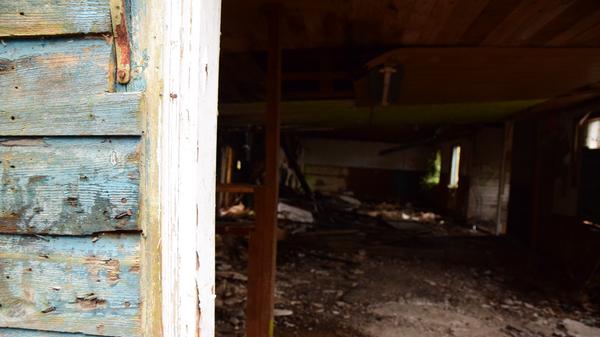 Betritt man über die Treppe an der Fassade oder über den ehemaligen Tanzbereich den Innenraum, dann muss man heute auf jeden seiner Schritte besonders Acht geben. Im Inneren ist es zu jeder Tageszeit sehr schummrig und die Dielen sind teilweise sehr morsch und bieten nicht mehr viel Halt.